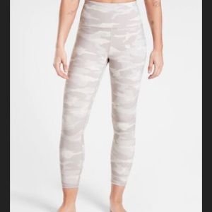 Athleta Elation Camo 7/8 Tight - Camo light